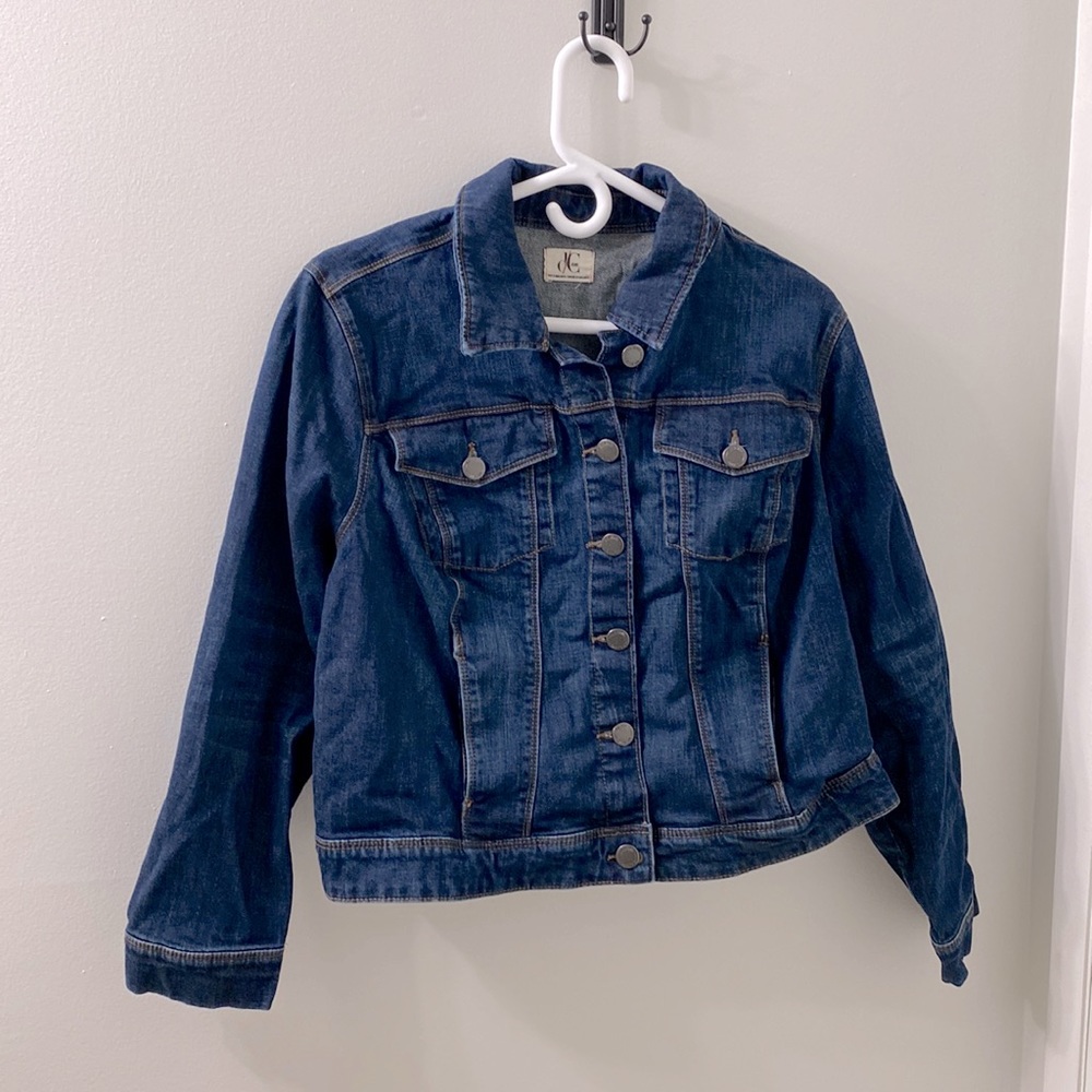 I am selling a Jean jacket with pocket’s.
